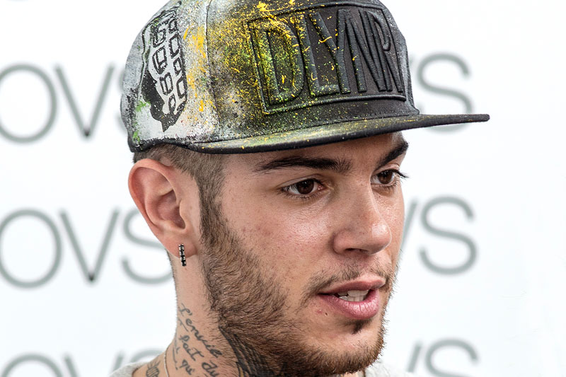 Emis Killa, delirio all'OVS