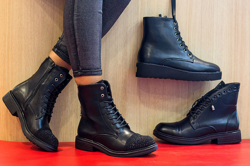  Con le borchie ai piedi