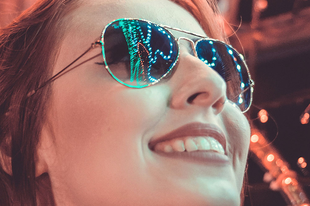 Occhiali da sole al buio: una ricerca spiega il perché