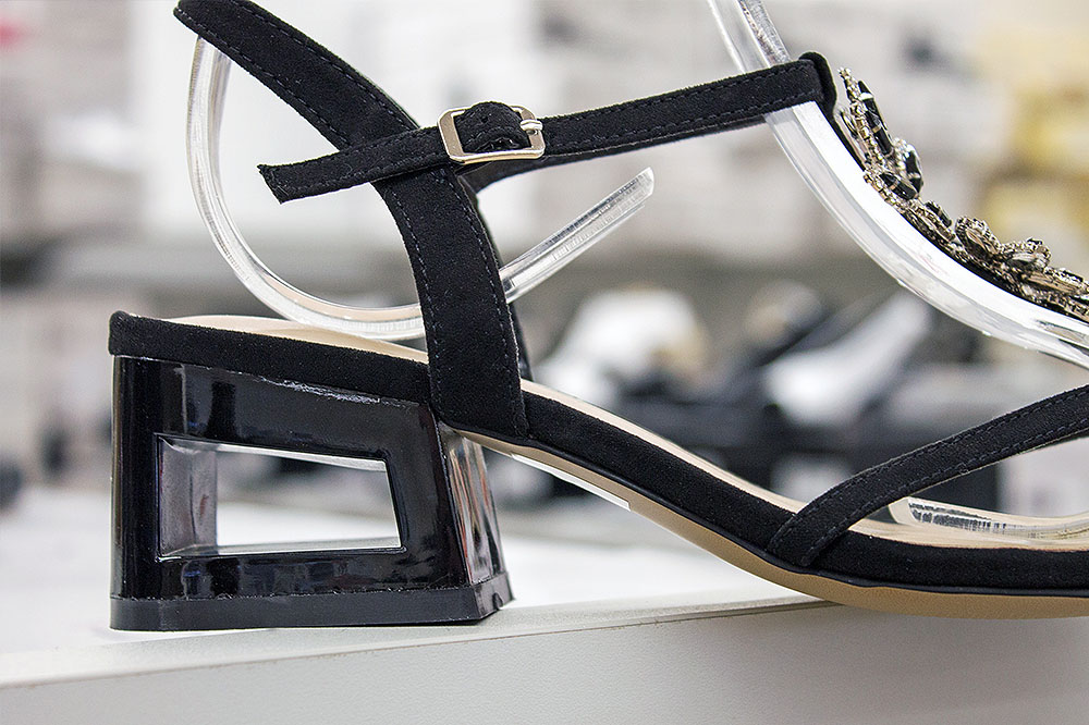 C’è caldo, il tacco diventa… democratico