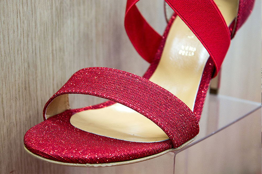 C’è caldo, il tacco diventa… democratico