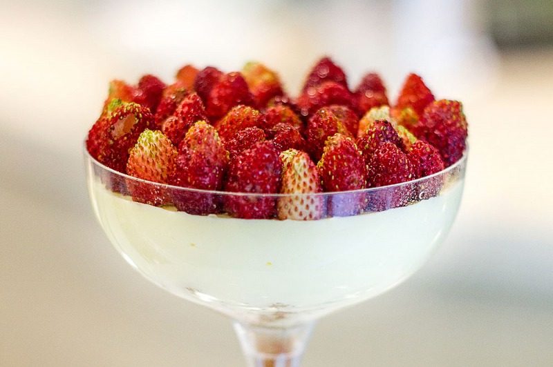 Mousse al limone con fragoline di bosco